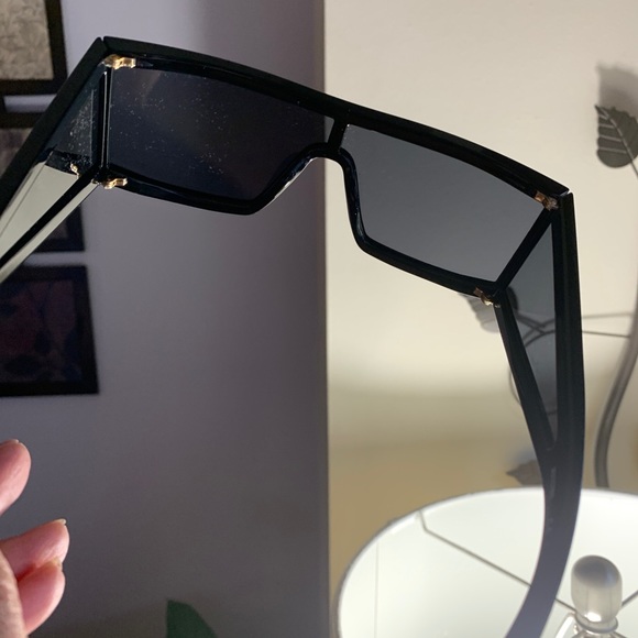 🔥SALE🔥Authentic MOSCHINO 99 Shield studs sunglasses - Picture 5 of 10